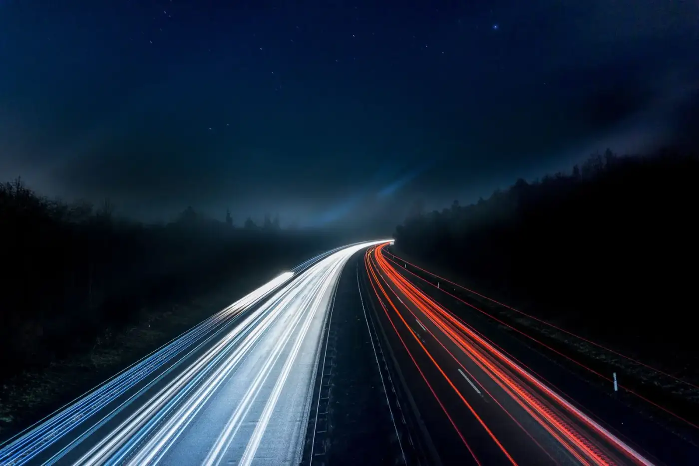 Dâre de lumină pe o autostradă noaptea