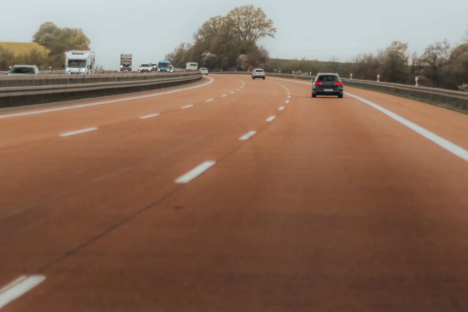 Trafic de autoturisme și camioane pe o autostradă cu mai multe benzi